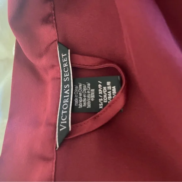VICTORIA'S SECRET Signature Satin Short Robe - Picture 3 of 3